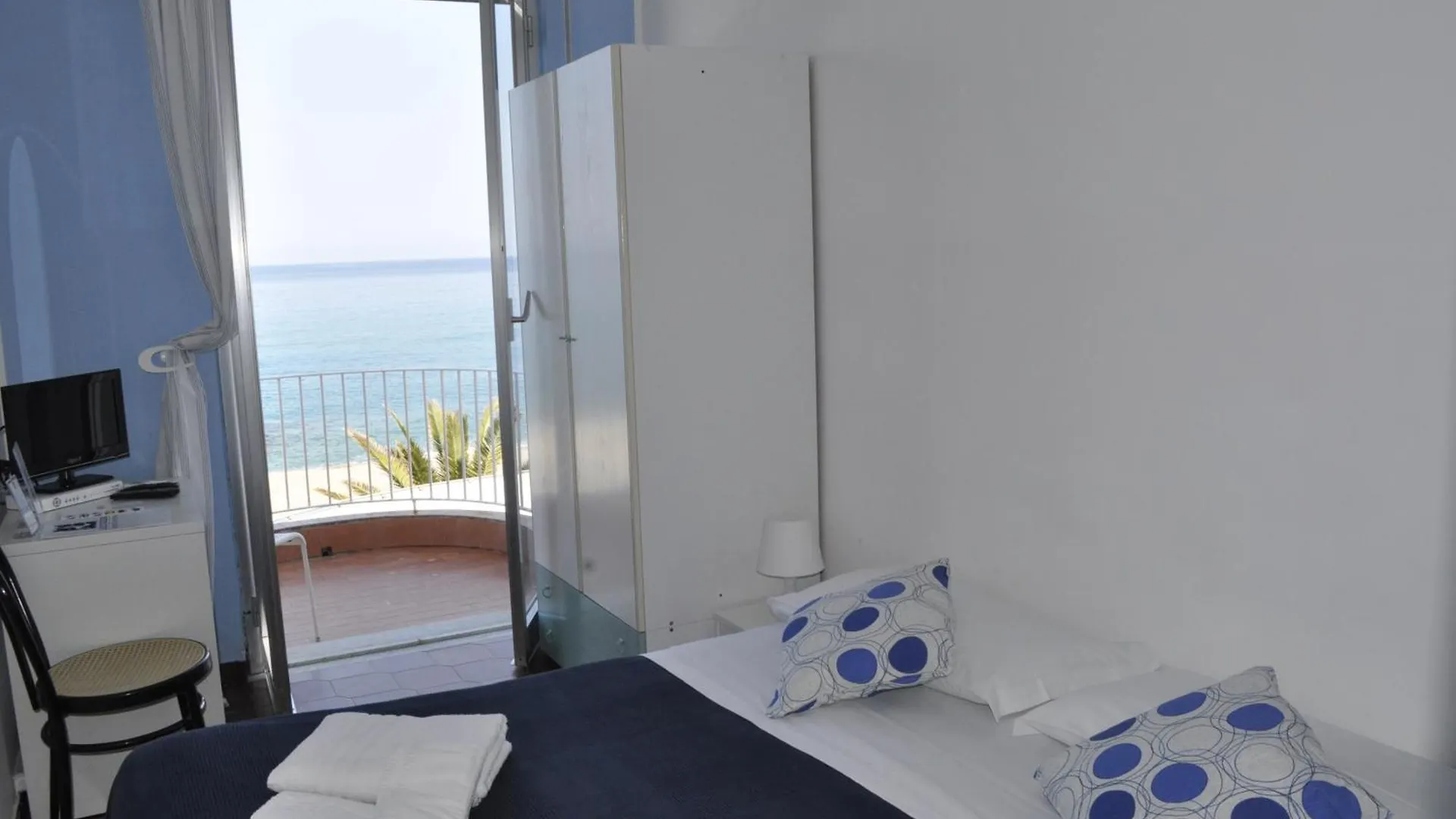 Hotel Ristorante La Scogliera Piraino 3*,  Italia